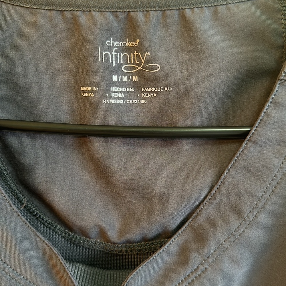 Cherokee Infinity scrub top - Picture 2 of 4